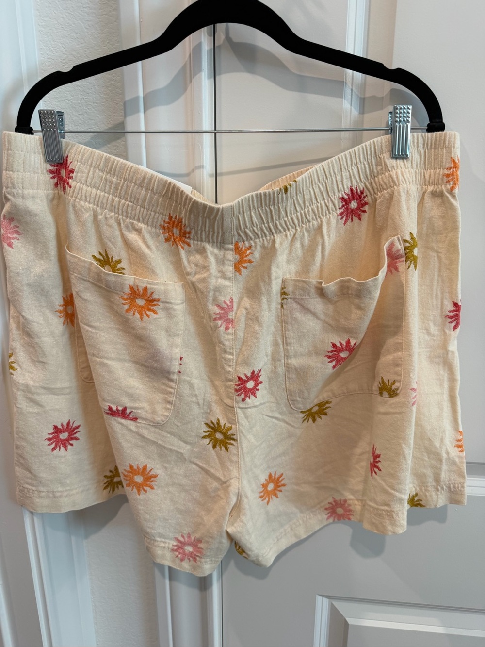 Old Navy Cream Floral Elastic-Waist Athletic Shorts with Pockets